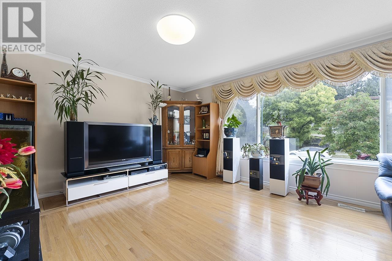 Property at 5595 DUMFRIES STREET image 3