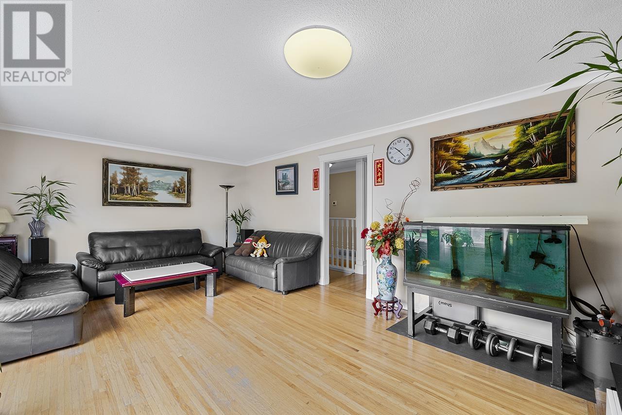 Property at 5595 DUMFRIES STREET image 4