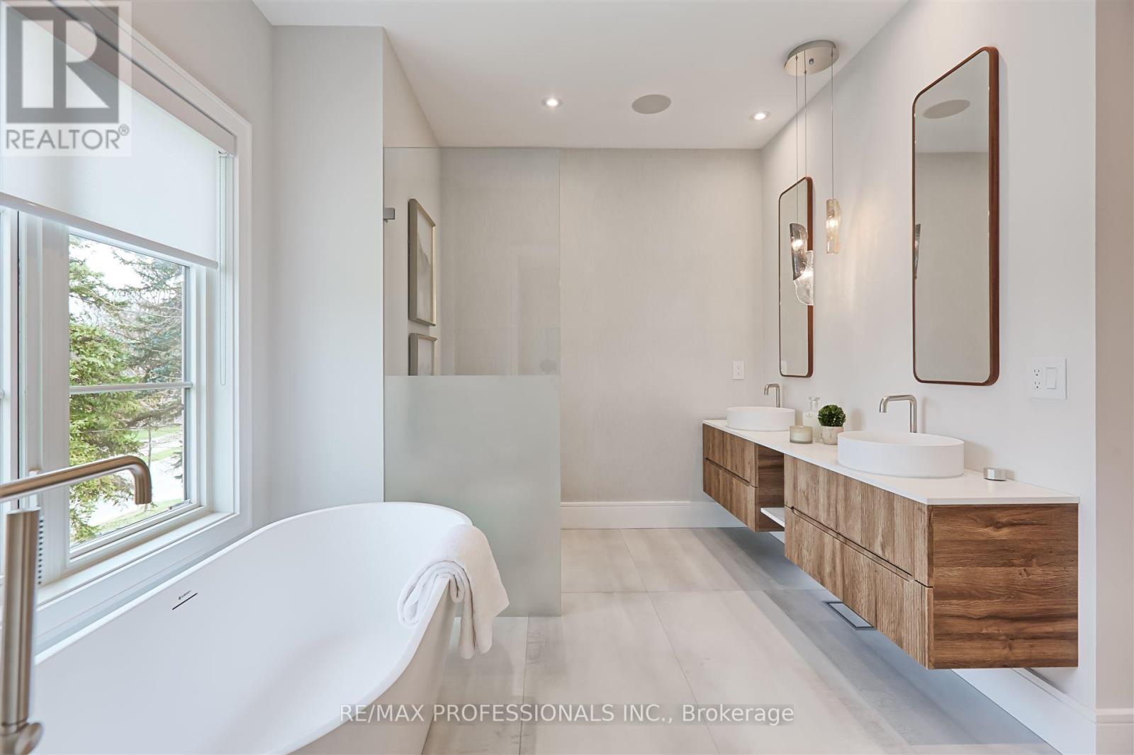 466 Prince Edward Drive N, Toronto (Kingsway South), Ontario  M8X 2M3 - Photo 22 - W12186130