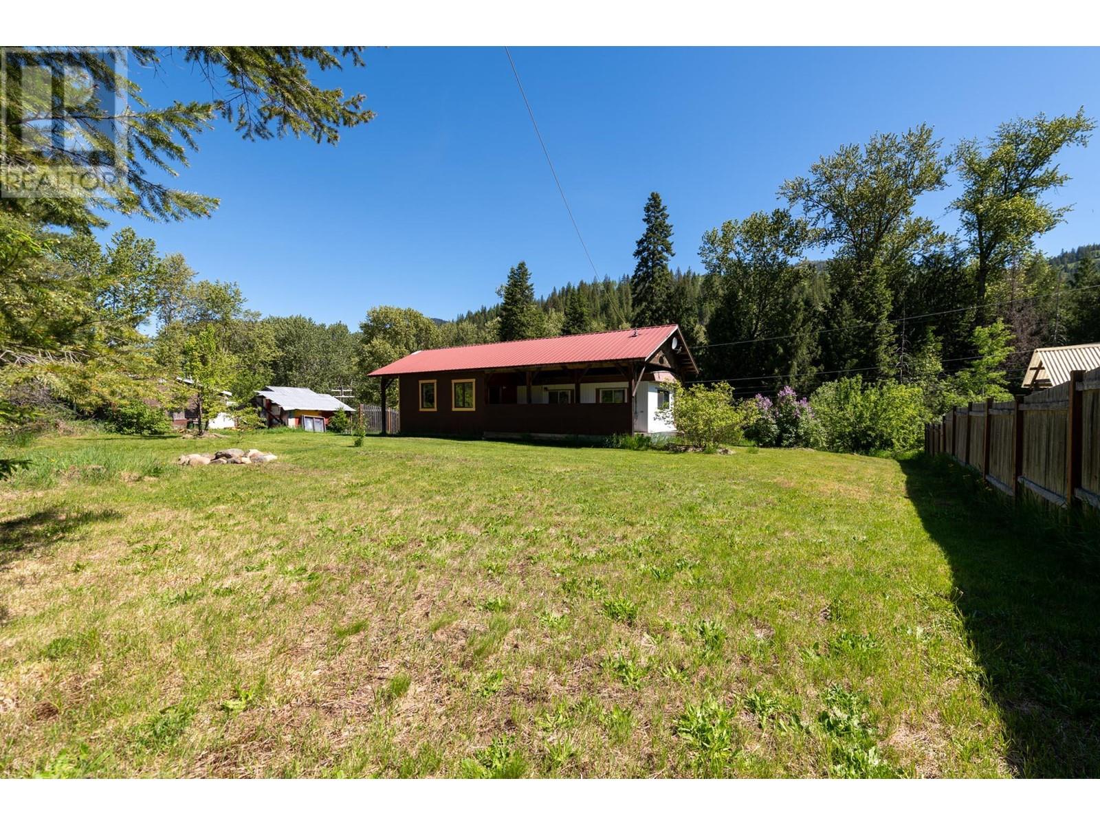 7604 1st Avenue, Ymir, British Columbia