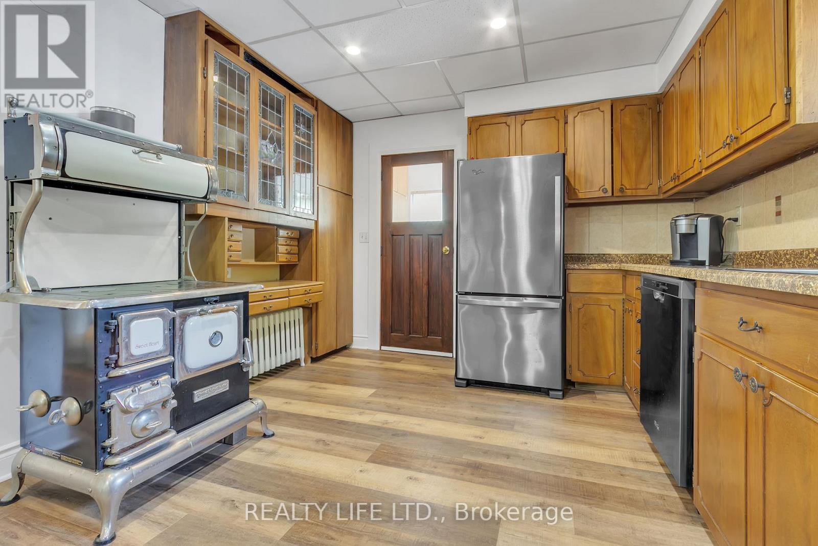 48 Bonnyview Drive, Toronto (Stonegate-Queensway), Ontario  M8Y 3G6 - Photo 11 - W12186162