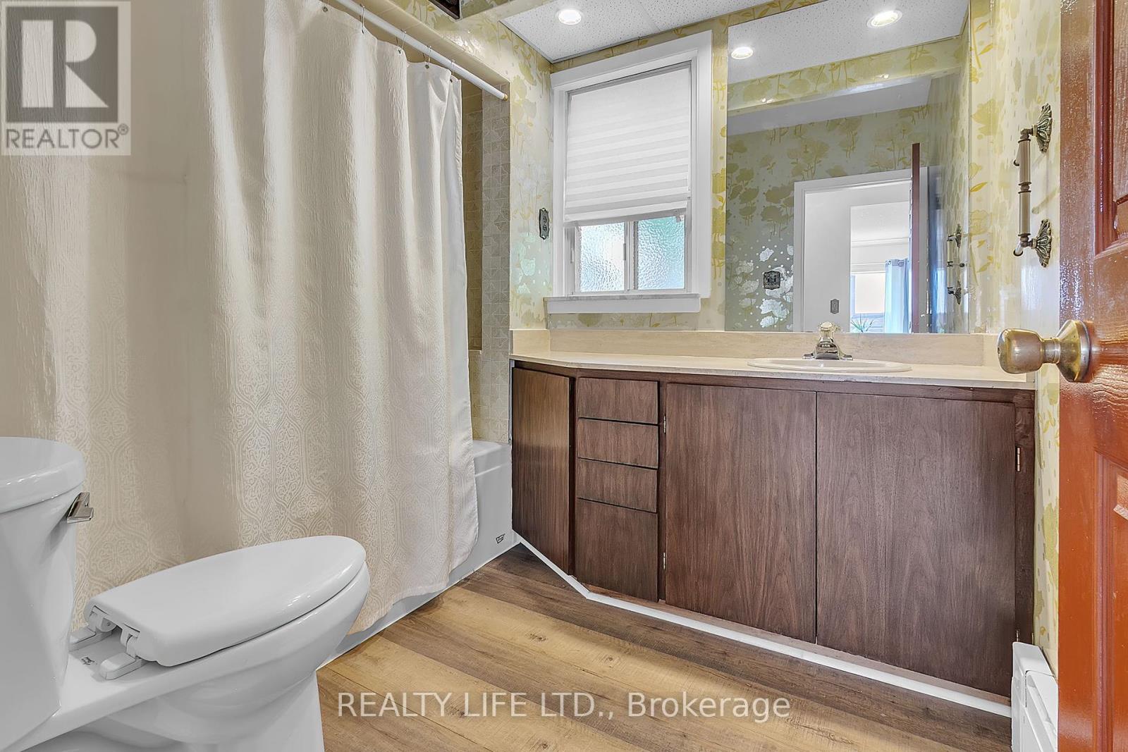 48 Bonnyview Drive, Toronto (Stonegate-Queensway), Ontario  M8Y 3G6 - Photo 16 - W12186162