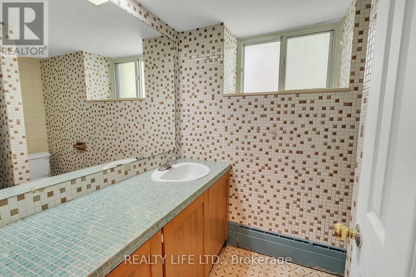 48 Bonnyview Drive, Toronto (Stonegate-Queensway), Ontario  M8Y 3G6 - Photo 28 - W12186162