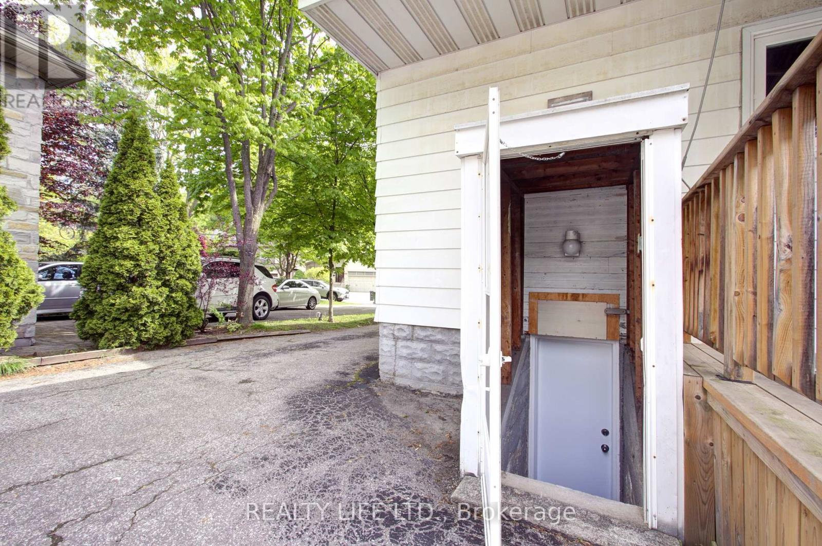 48 Bonnyview Drive, Toronto (Stonegate-Queensway), Ontario  M8Y 3G6 - Photo 32 - W12186162