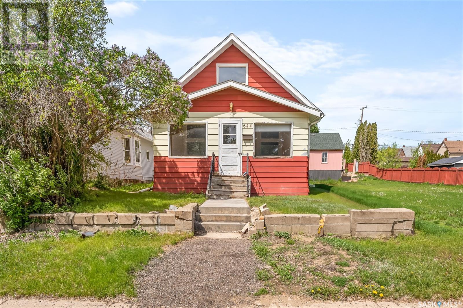 644 Hochelaga Street W, Moose Jaw, Saskatchewan  S6H 2H4 - Photo 1 - SK998361
