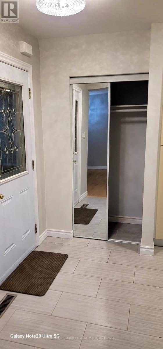 2498 Harman Court, Mississauga (Clarkson), Ontario  L5J 1T8 - Photo 2 - W12186224