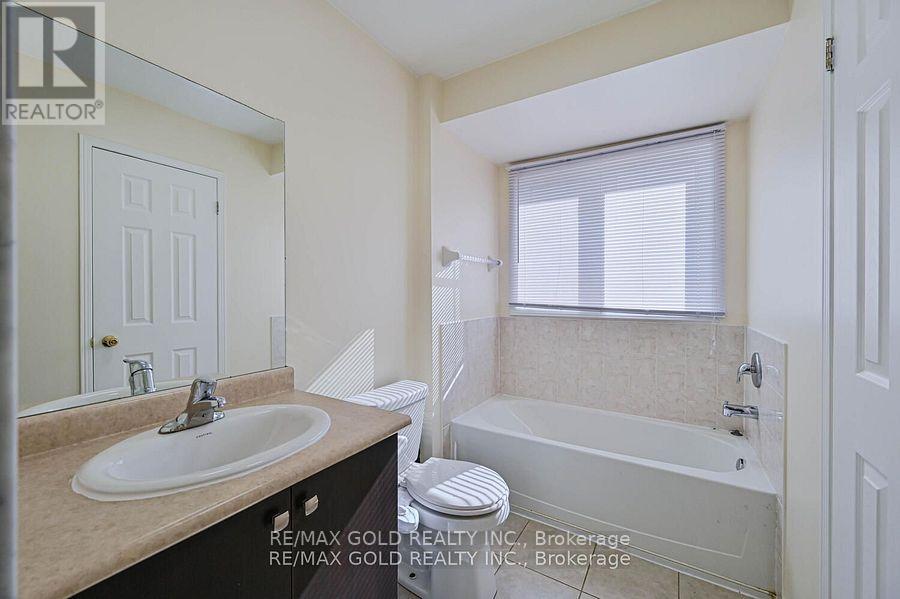92 Cookview Drive, Brampton (Sandringham-Wellington), Ontario  L6R 3V1 - Photo 12 - W12186254