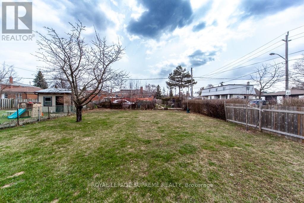 109 Regina Avenue, Toronto, Ontario  M6A 1R5 - Photo 12 - C12077700