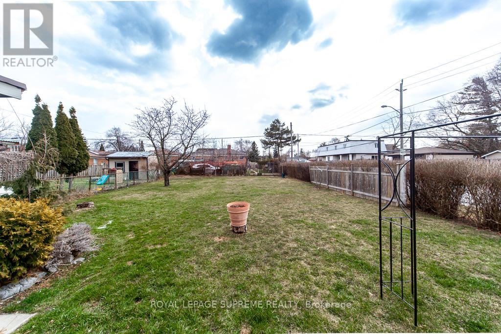 109 Regina Avenue, Toronto, Ontario  M6A 1R5 - Photo 11 - C12077700