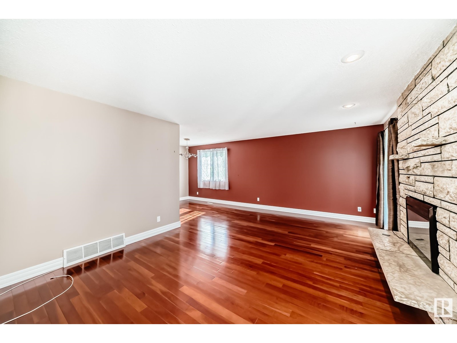 Property at 6912 21 AV NW image 4
