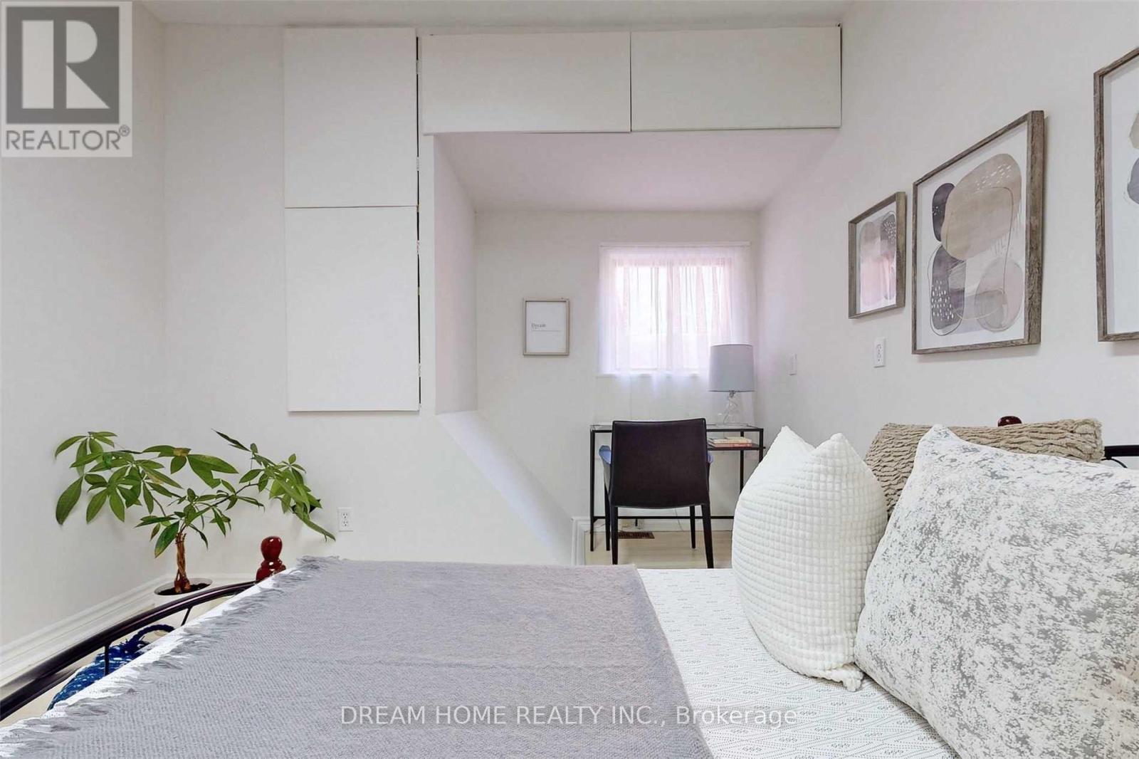 Upper - 53 Lanark Avenue, Toronto (Oakwood Village), Ontario  M6C 2B5 - Photo 16 - C12186302