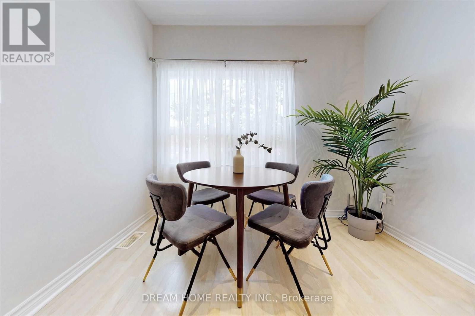 Upper - 53 Lanark Avenue, Toronto (Oakwood Village), Ontario  M6C 2B5 - Photo 6 - C12186302