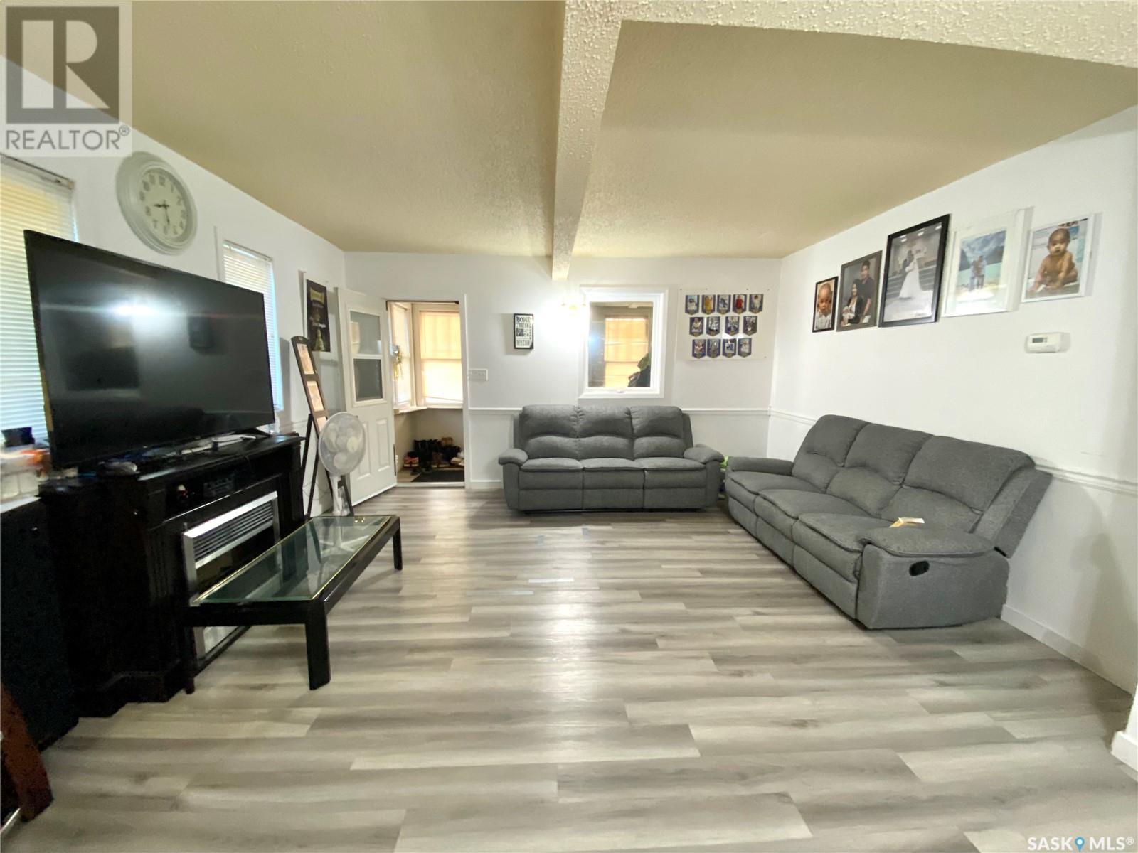 Property at 119 3rd AVENUE NE image 3