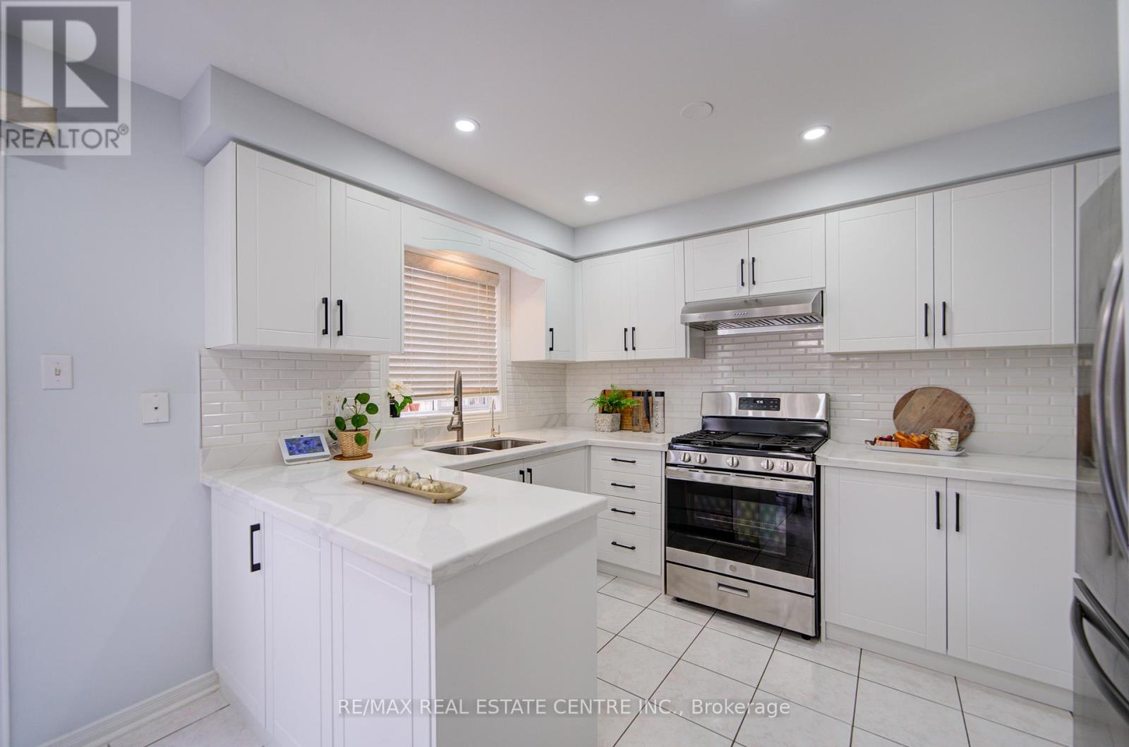 1793 Creek Way N, Burlington, Ontario  L7L 6R1 - Photo 19 - W12186305