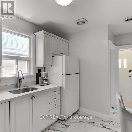 11 Fairside Avenue, Toronto, Ontario  M4C 3G8 - Photo 5 - E12186336