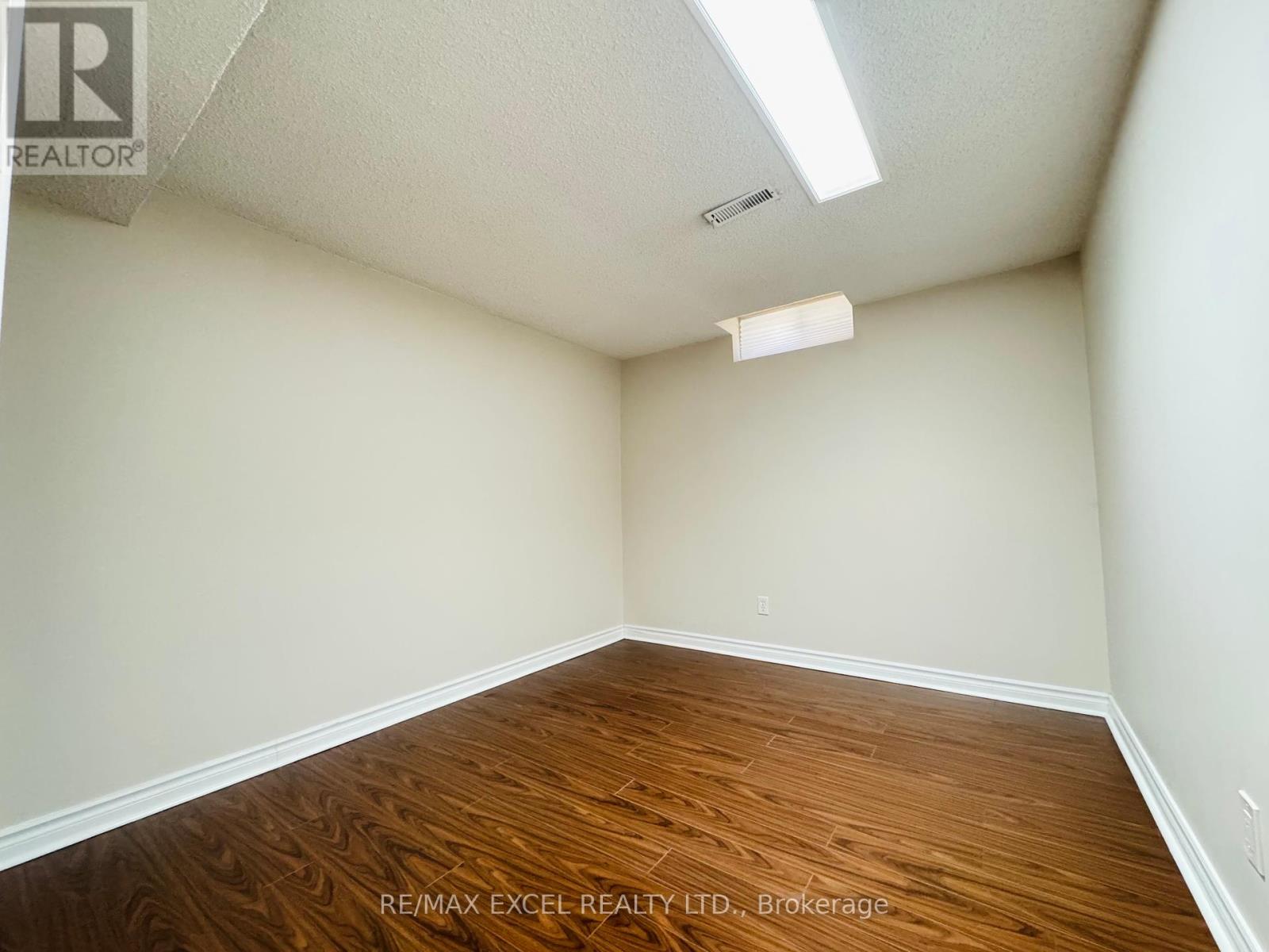 Lower - 208 Harrison Drive, Newmarket, Ontario  L3Y 6B9 - Photo 10 - N12186355