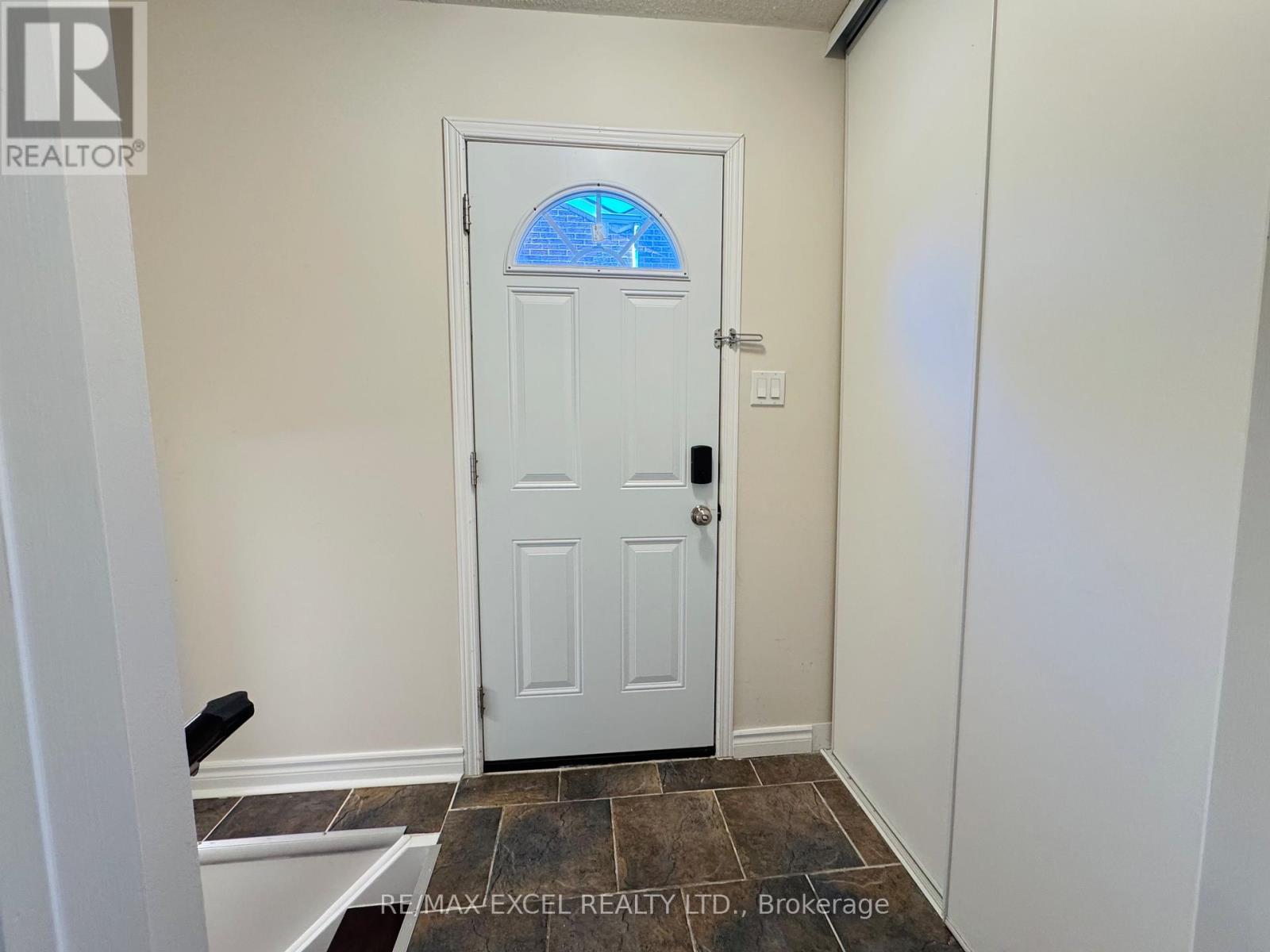Lower - 208 Harrison Drive, Newmarket, Ontario  L3Y 6B9 - Photo 2 - N12186355