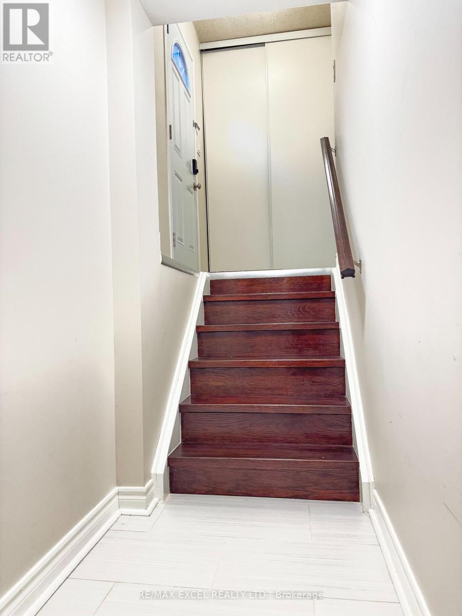 Lower - 208 Harrison Drive, Newmarket, Ontario  L3Y 6B9 - Photo 3 - N12186355