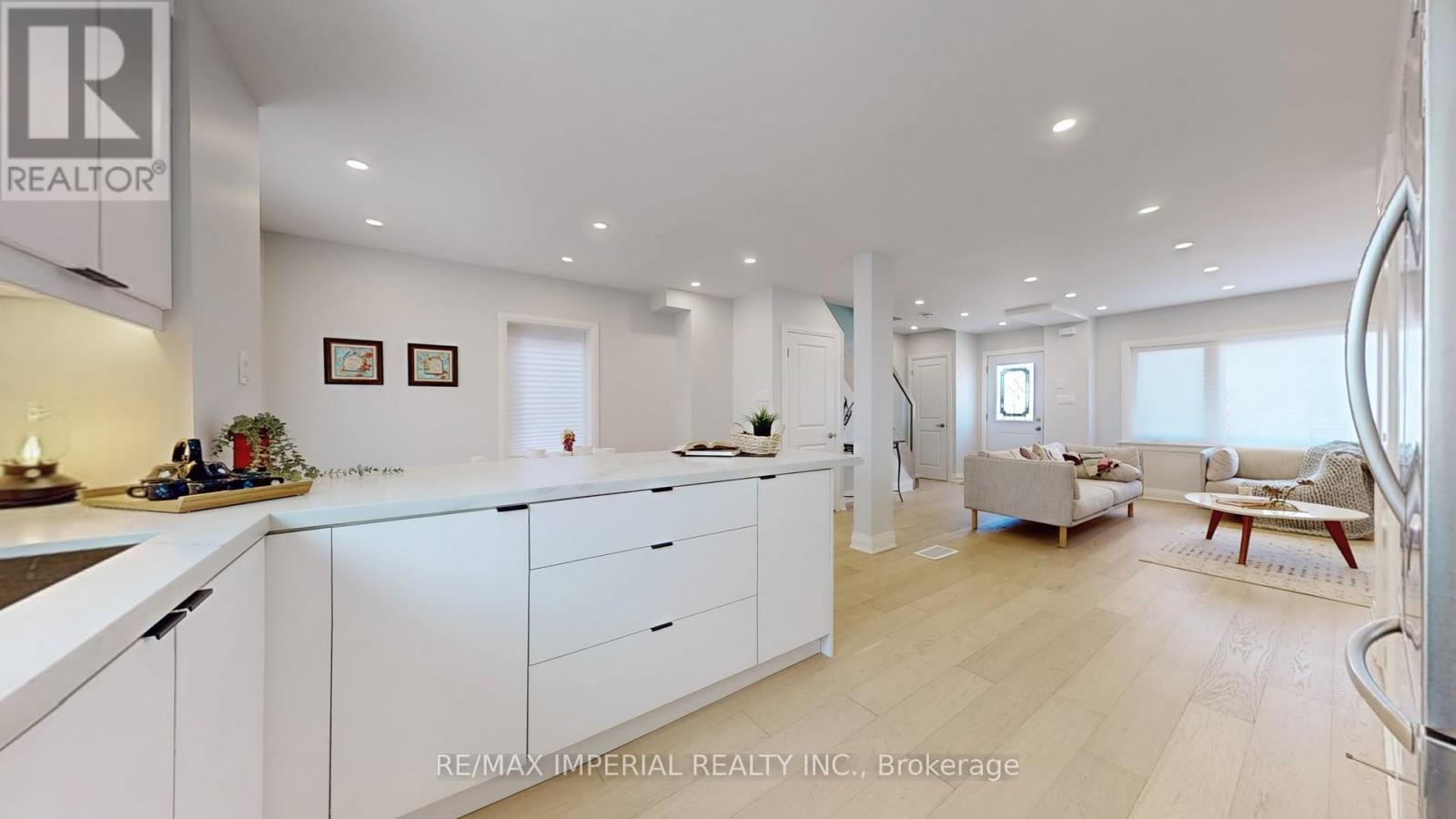 9 Lesmount Avenue, Toronto, Ontario  M4J 3V5 - Photo 5 - E12186383
