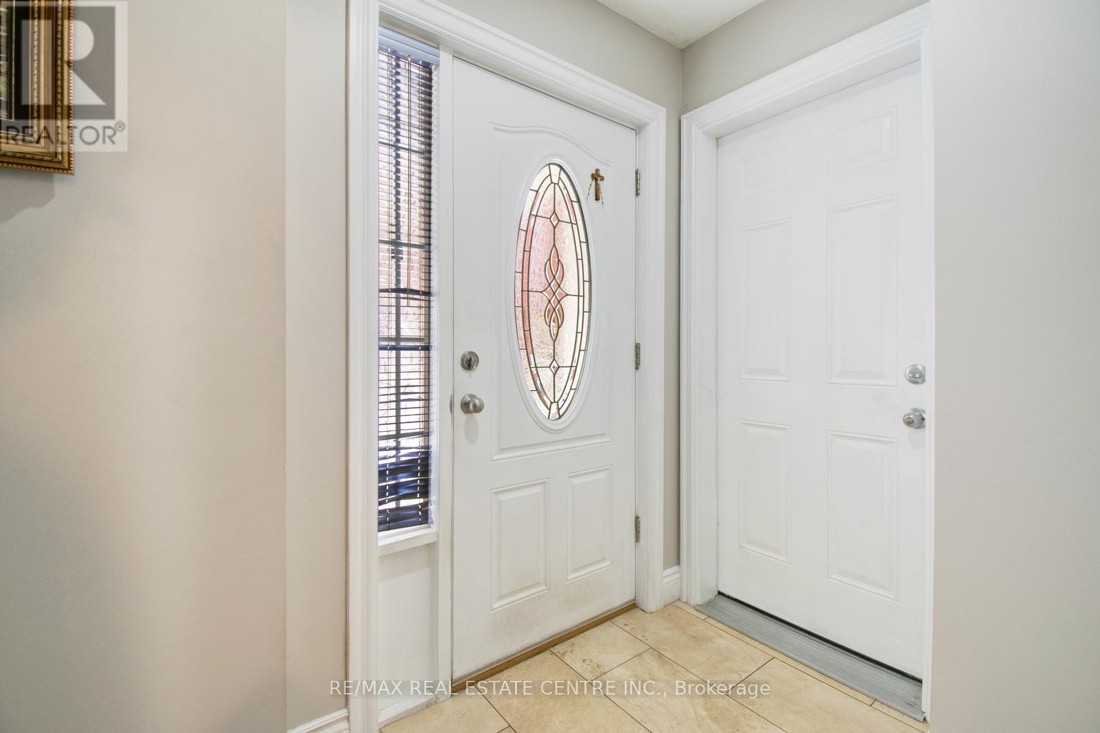 2840 Tradewind Drive, Mississauga, Ontario  L5N 6L1 - Photo 3 - W12186393