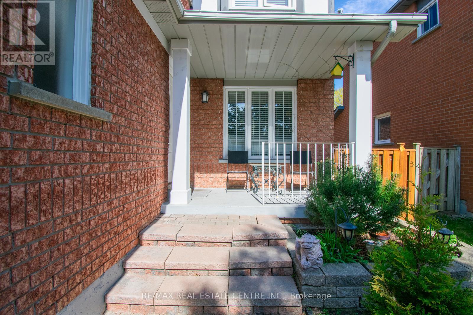 2840 Tradewind Drive, Mississauga, Ontario  L5N 6L1 - Photo 2 - W12186393