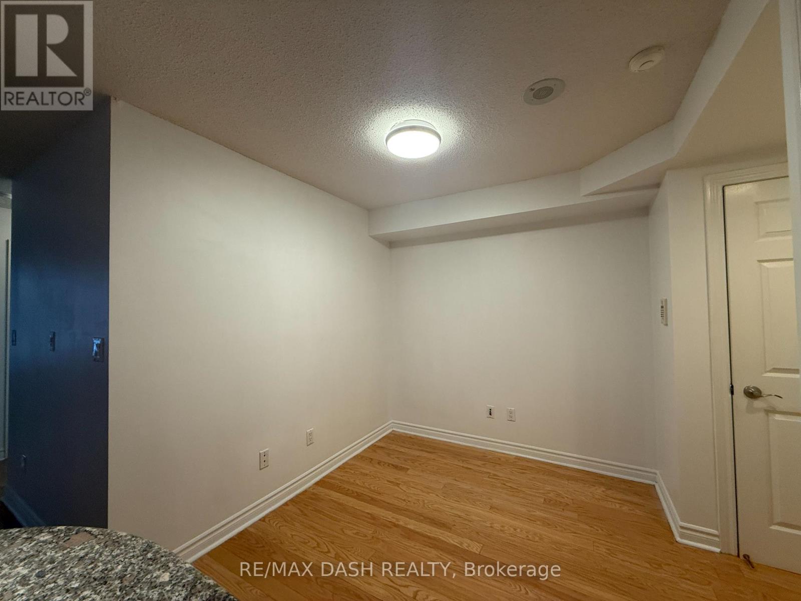 802 - 270 Wellington Street W, Toronto (Waterfront Communities), Ontario  M5V 3P5 - Photo 6 - C12166508