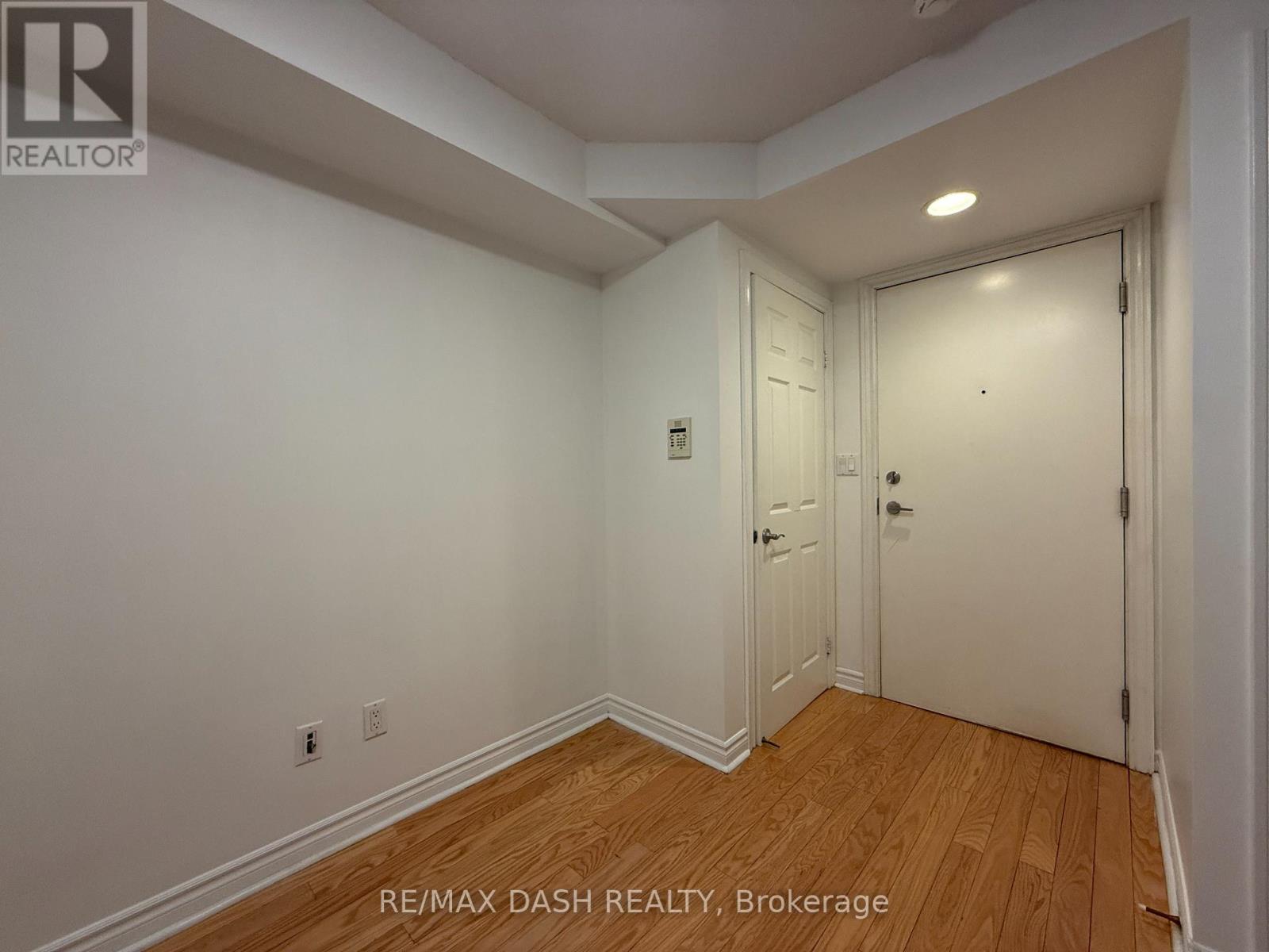 802 - 270 Wellington Street W, Toronto (Waterfront Communities), Ontario  M5V 3P5 - Photo 4 - C12166508