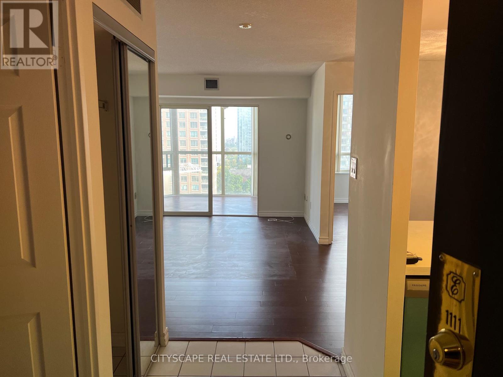1111 - 265 Enfield Place, Mississauga (City Centre), Ontario  L5B 3Y7 - Photo 5 - W12184082