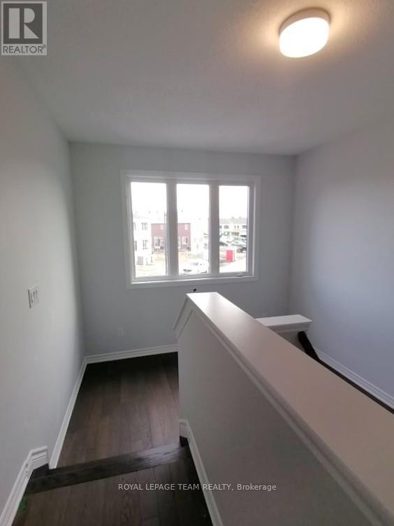 27 Bermondsey Way, Ottawa, Ontario  K2S 2Y7 - Photo 10 - X12186416