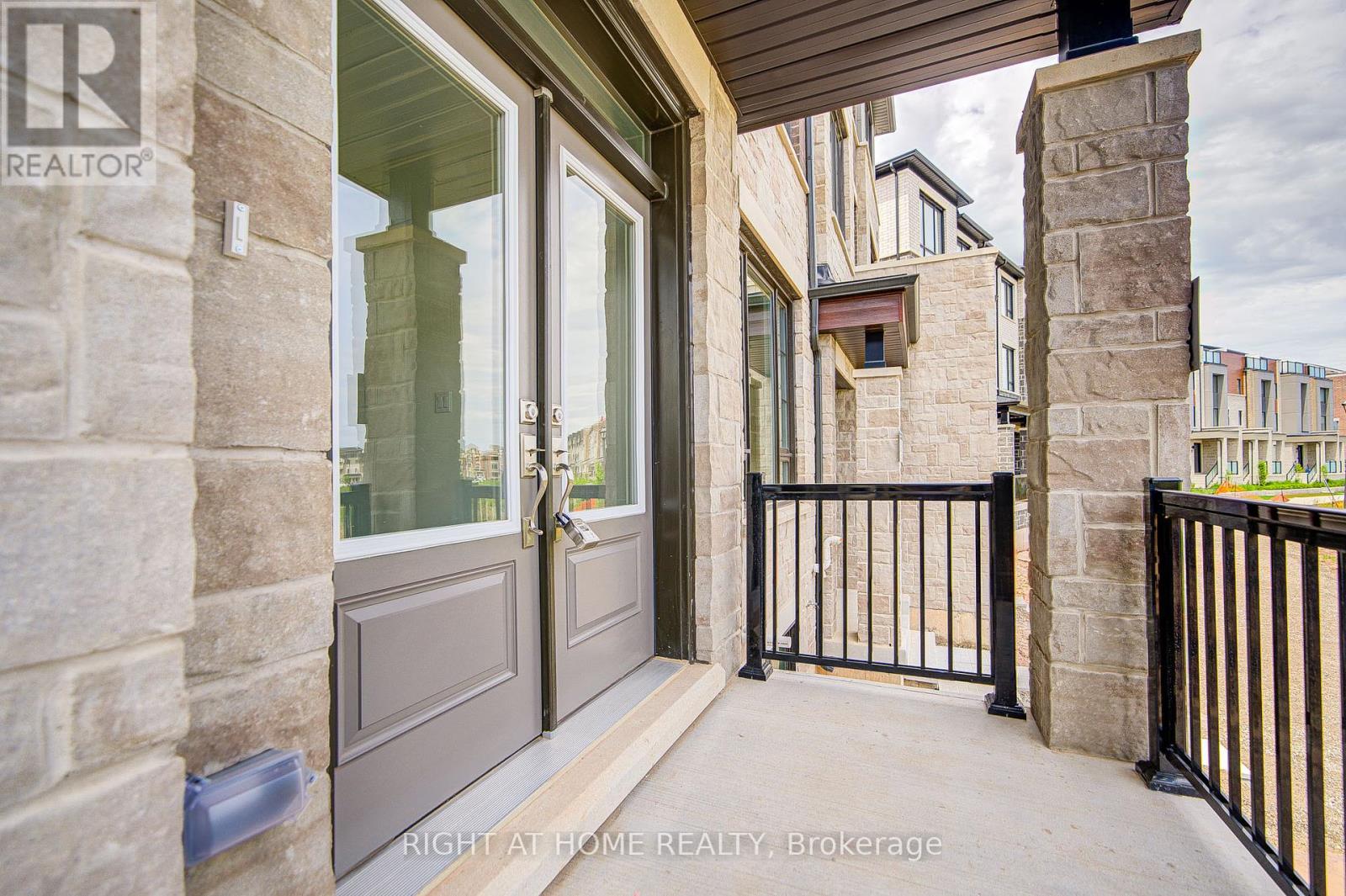 8 - 1220 Dartmouth Crescent, Oakville, Ontario  L6H 8C1 - Photo 3 - W12186401