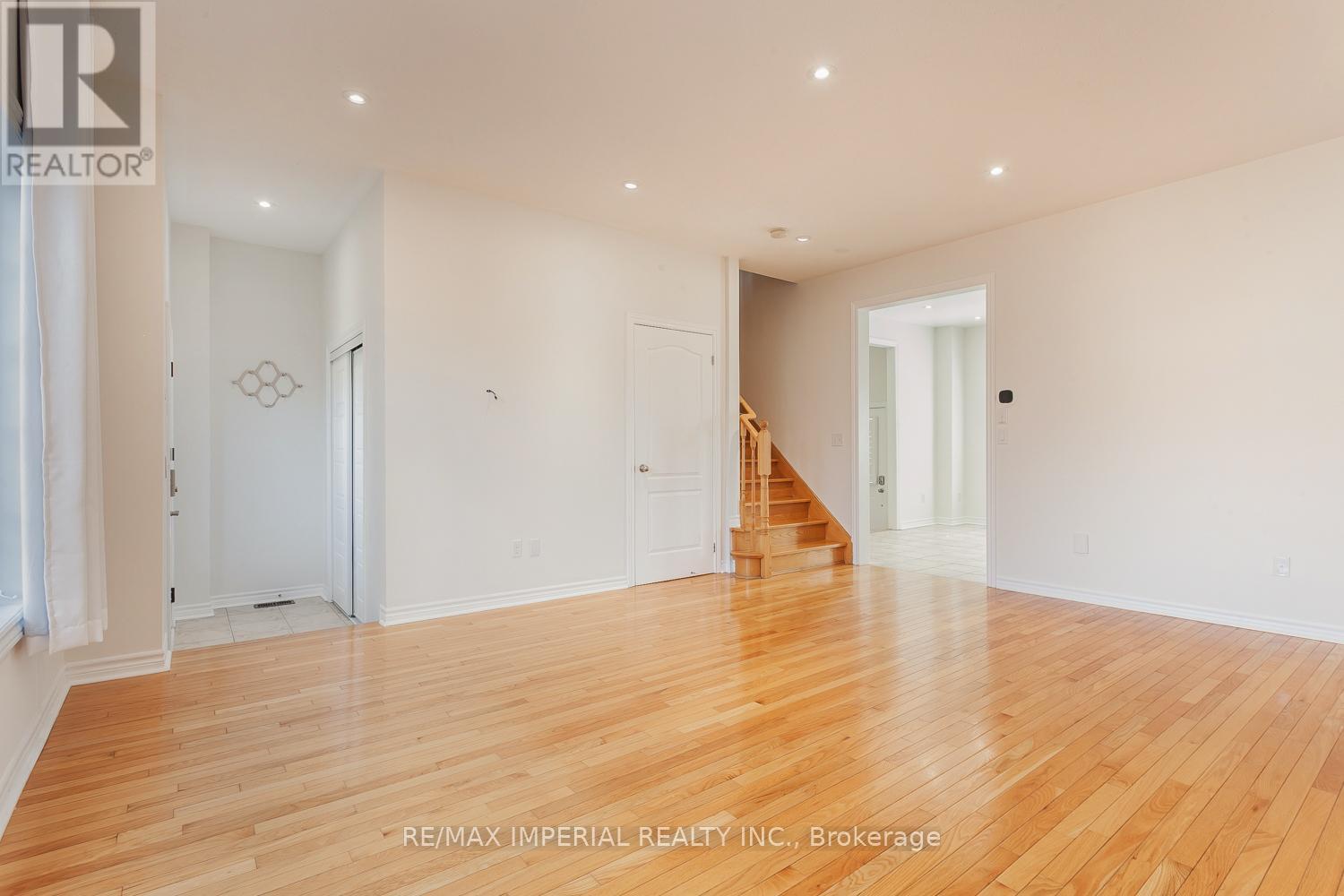 69 Vettese Court, Markham (Box Grove), Ontario  L6B 0V6 - Photo 6 - N12186427