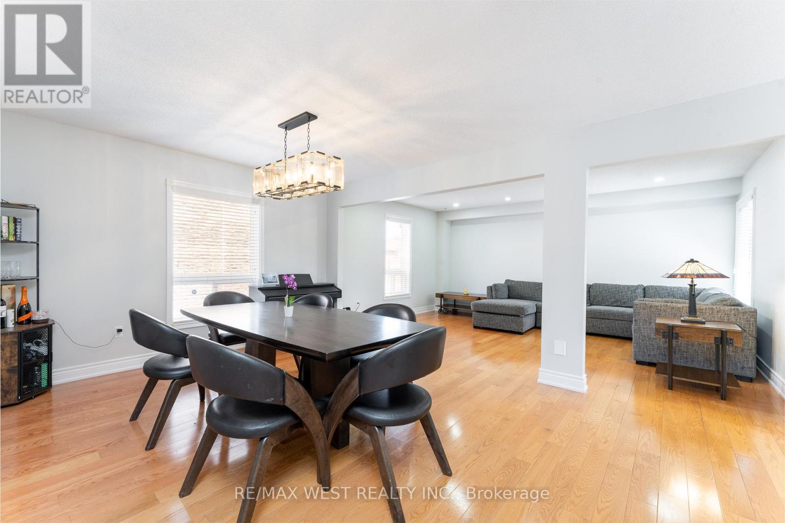 991 Mannington Lane, Mississauga, Ontario  L4W 3X6 - Photo 6 - W12186435