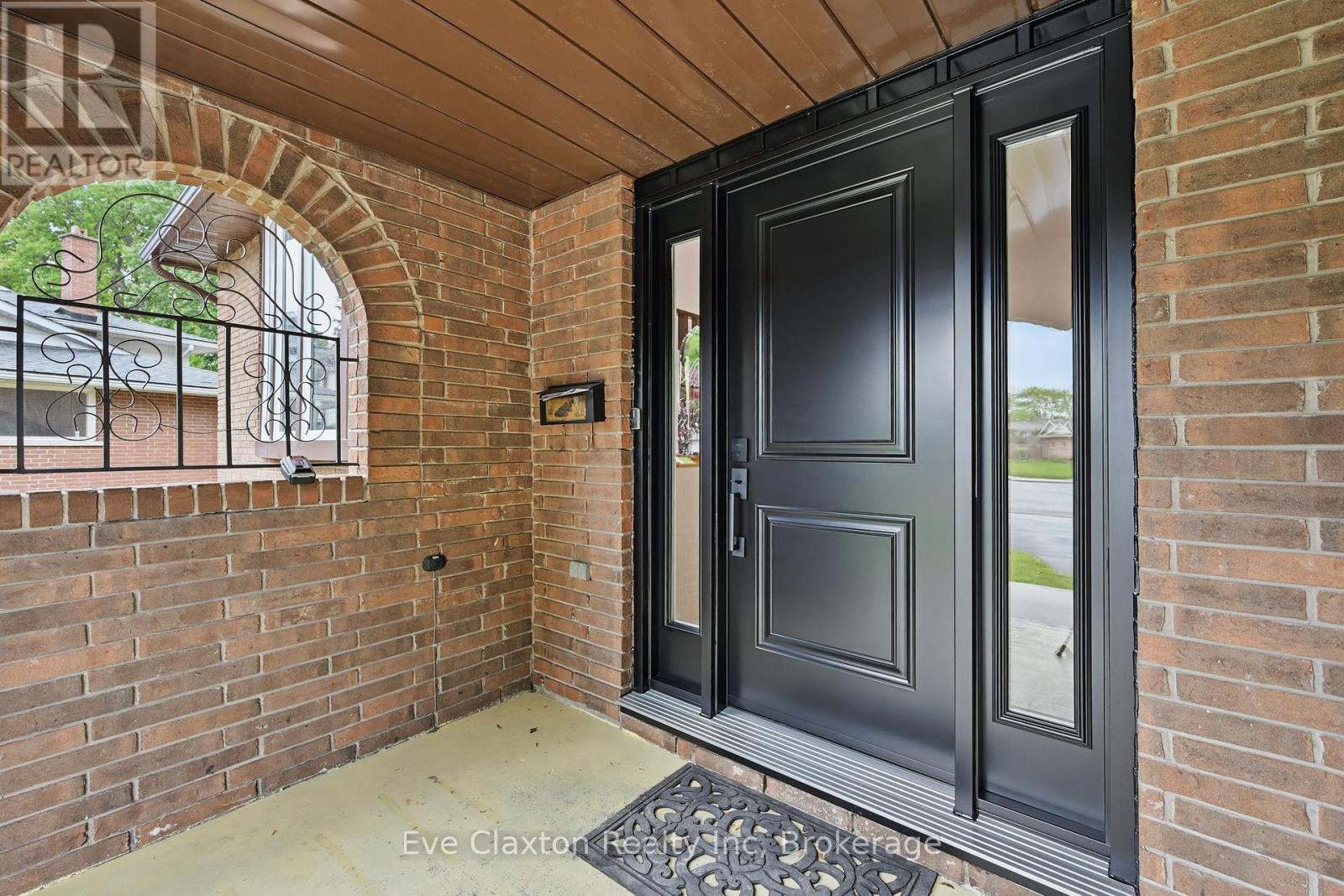 50 Sherwood Forest Trail, Welland, Ontario  L3C 5X6 - Photo 3 - X12186460