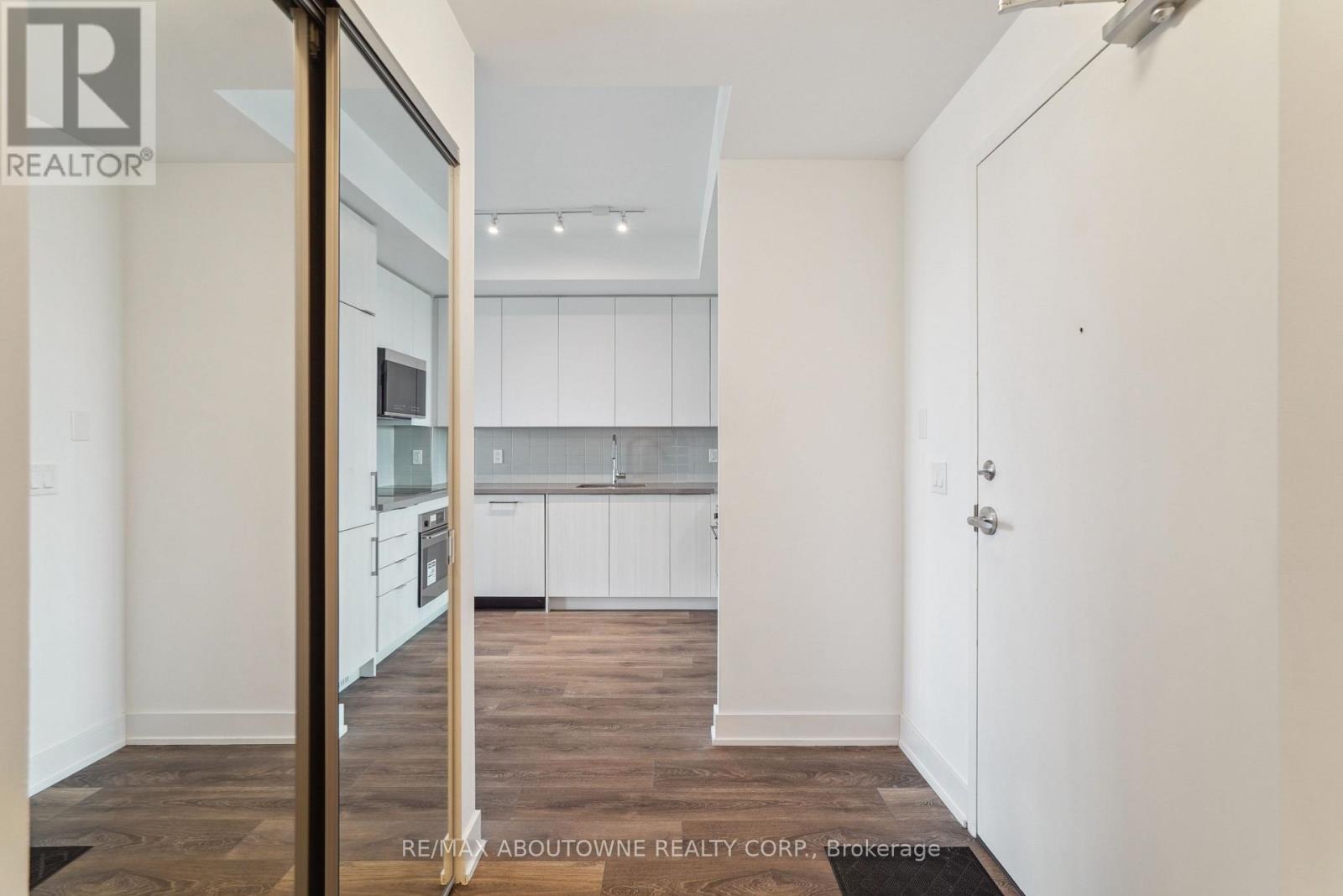 1605 - 297 Oak Walk Drive, Oakville, Ontario  L6H 3R6 - Photo 3 - W12153412