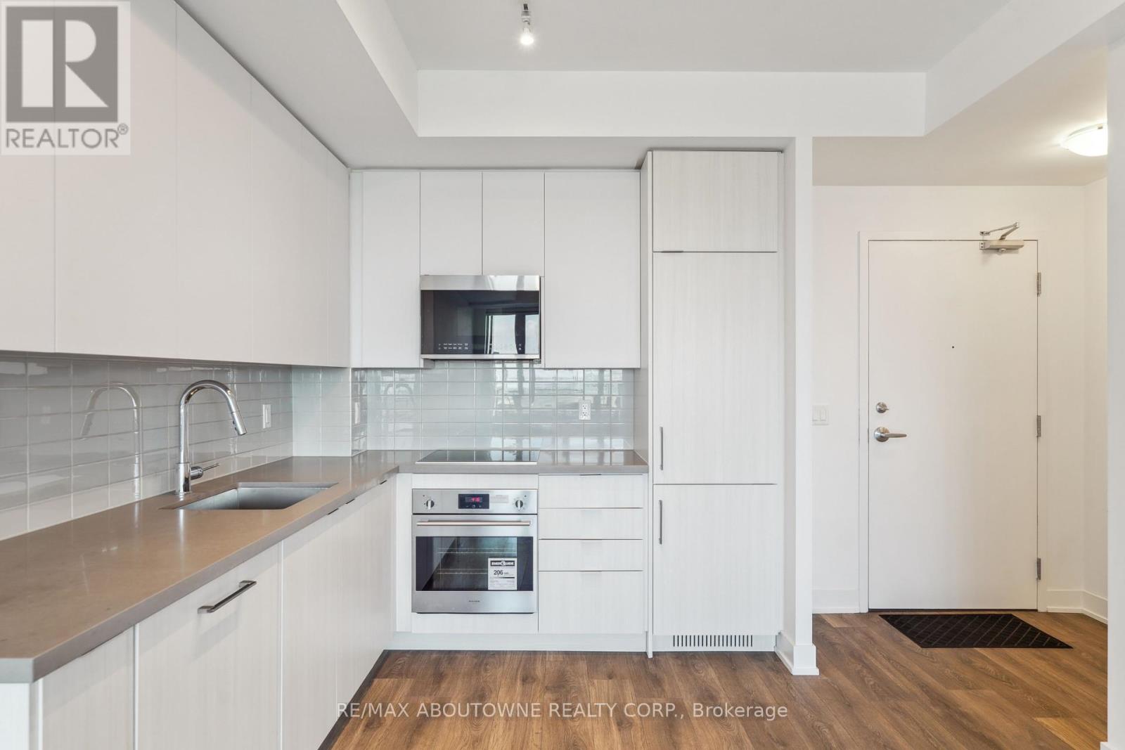 1605 - 297 Oak Walk Drive, Oakville, Ontario  L6H 3R6 - Photo 7 - W12153412