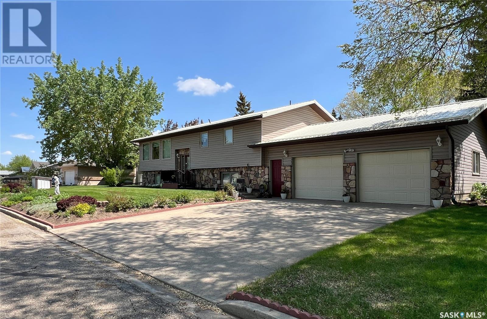 Property at 1291 Veterans AVENUE image 2