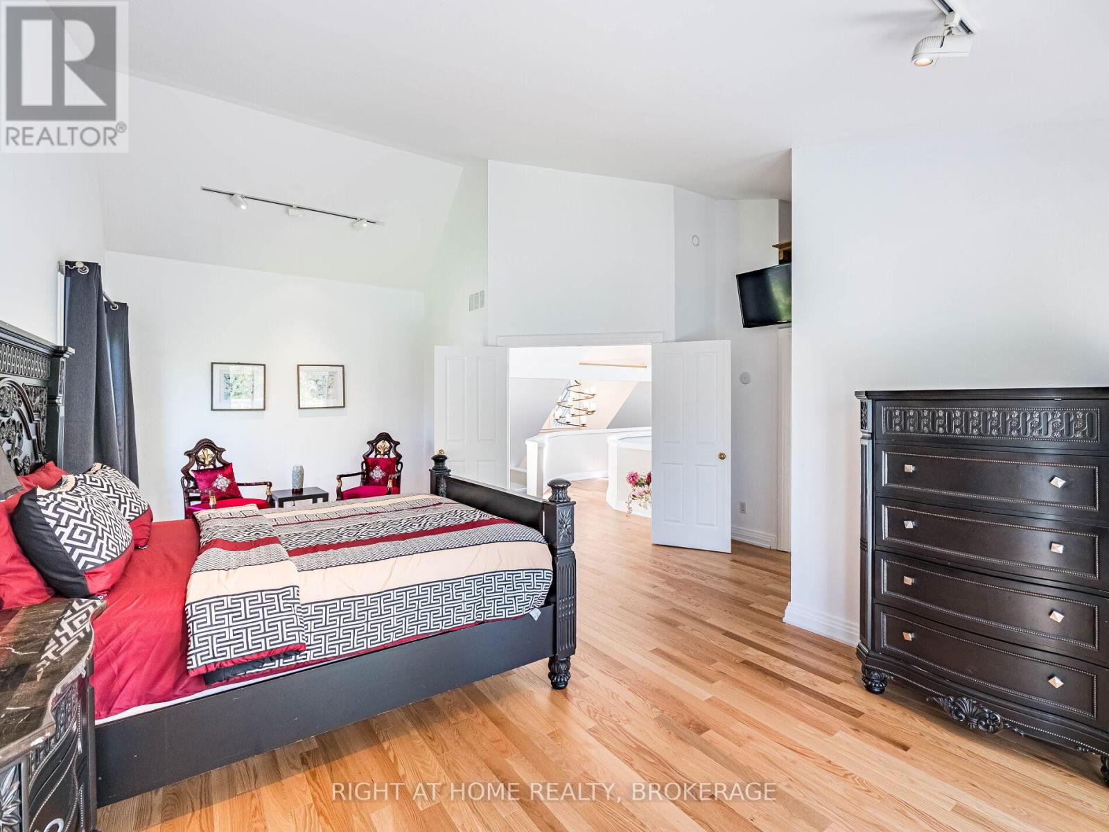 774 Old Dundas Road, Hamilton, Ontario  L9H 5E3 - Photo 23 - X12186493