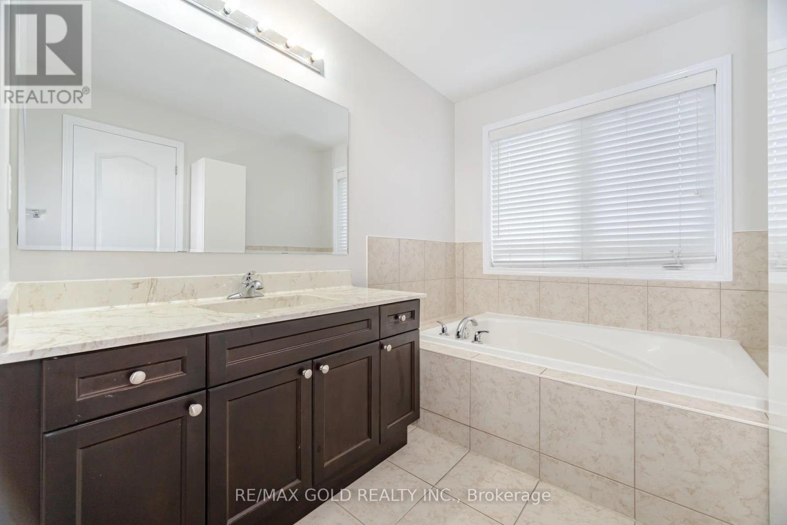 14 Apple Valley Way, Brampton (Bram East), Ontario  L6P 3P8 - Photo 15 - W12186558
