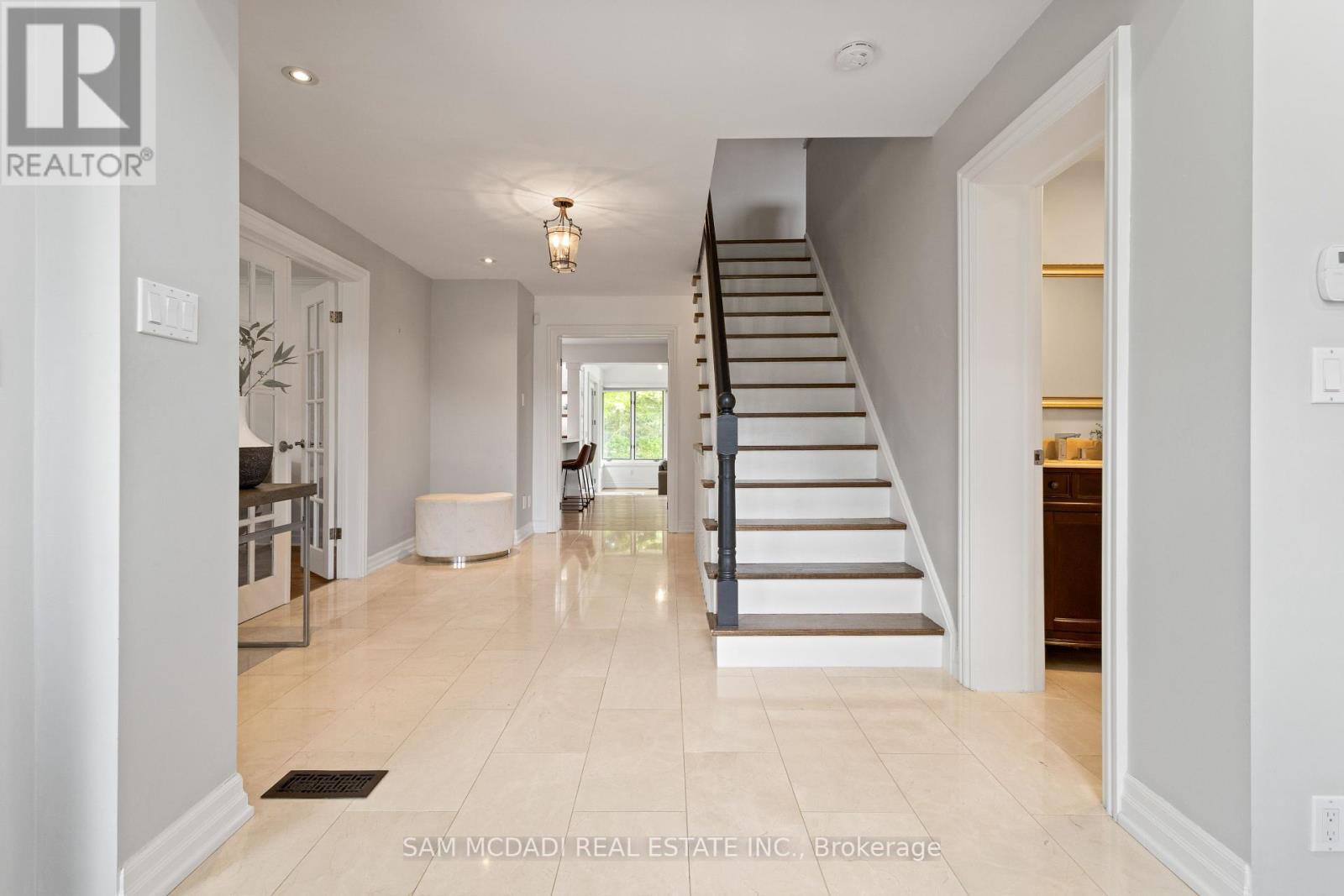 492 Country Club Crescent, Mississauga, Ontario  L5J 2R2 - Photo 3 - W12186561