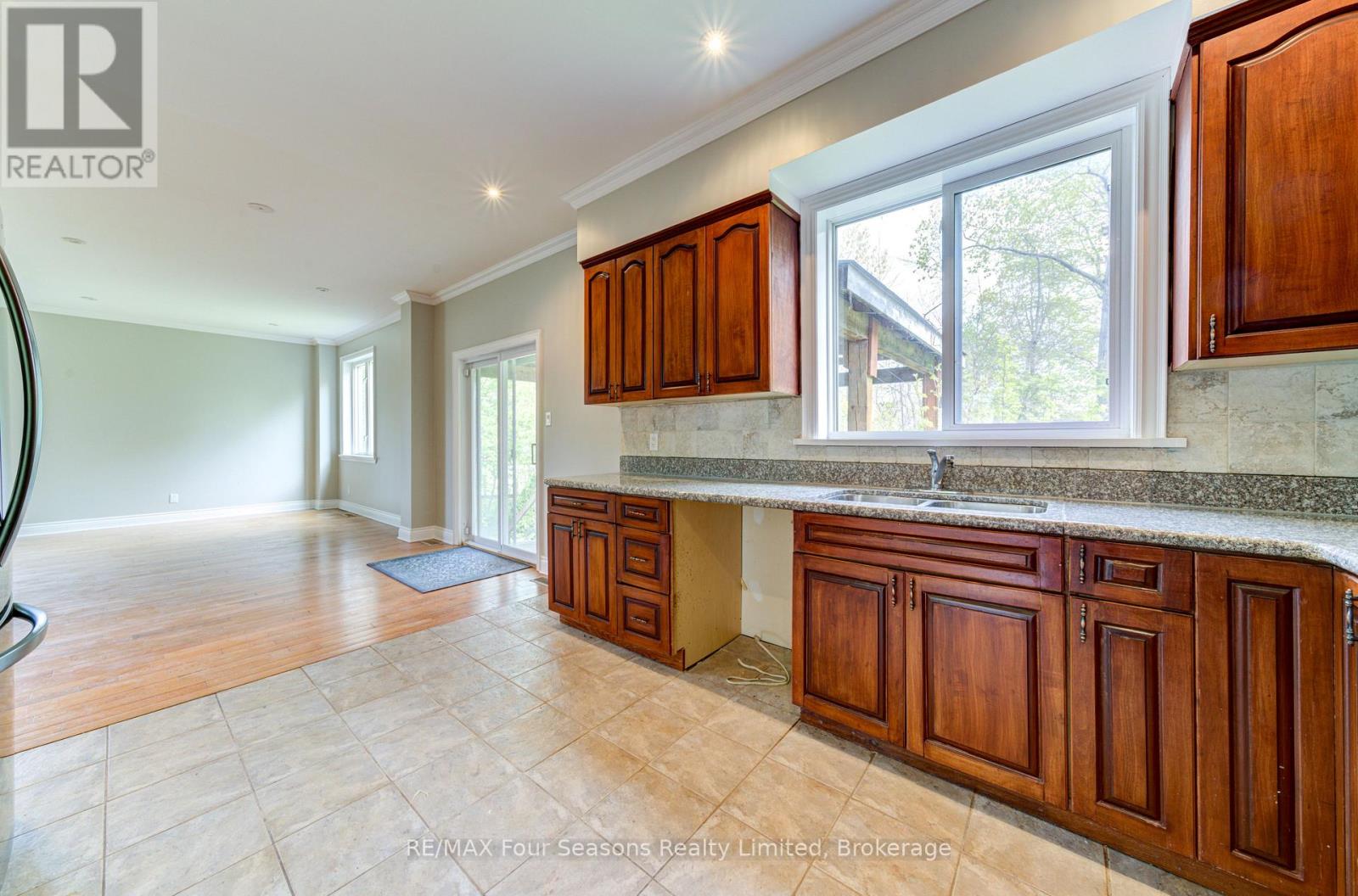 243 River Road E, Wasaga Beach, Ontario  L9Z 2L1 - Photo 14 - S12186595