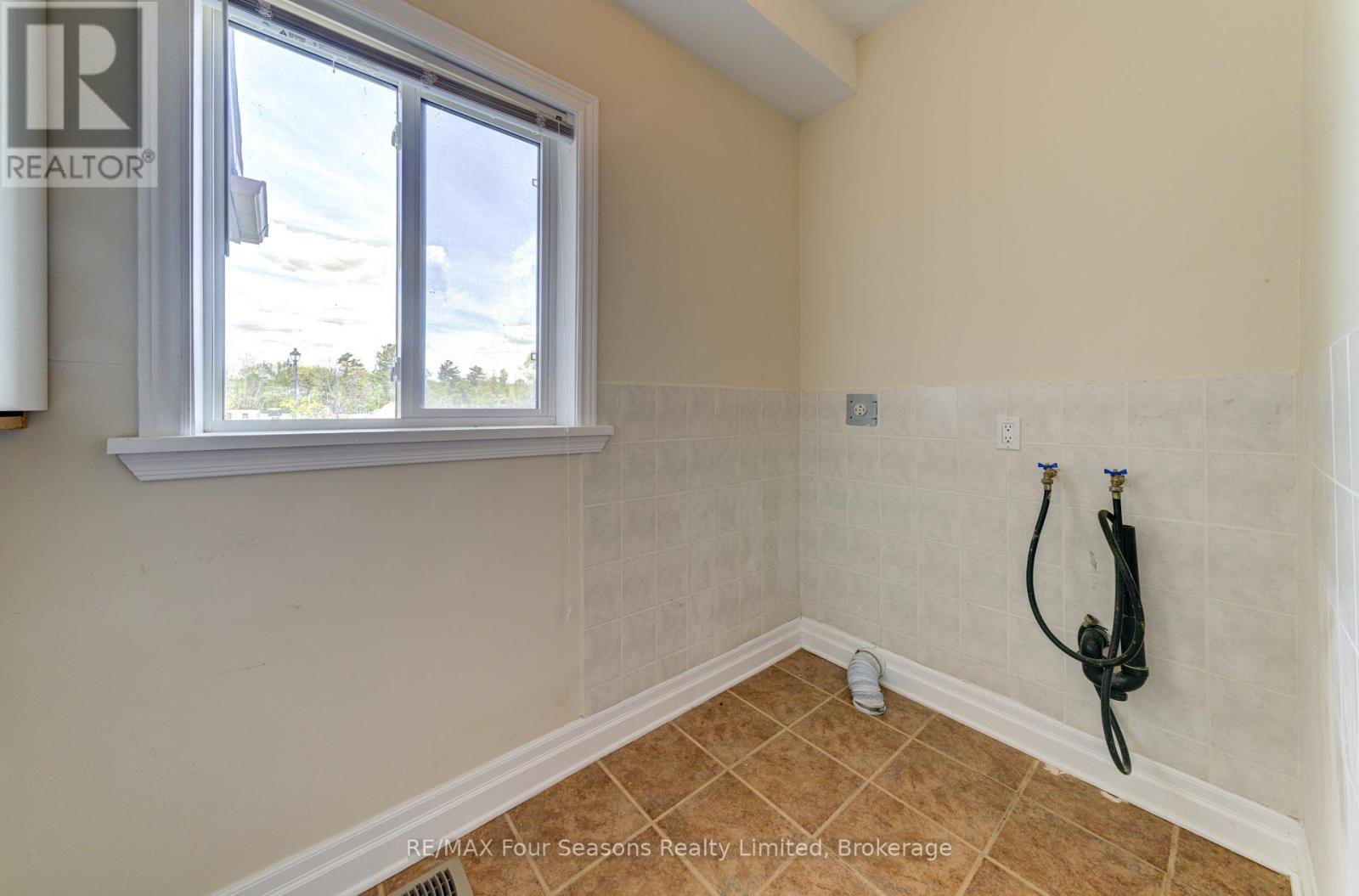 243 River Road E, Wasaga Beach, Ontario  L9Z 2L1 - Photo 19 - S12186595
