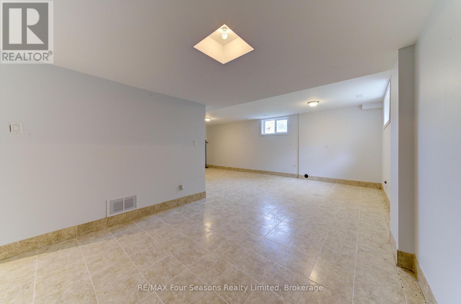 243 River Road E, Wasaga Beach, Ontario  L9Z 2L1 - Photo 32 - S12186595