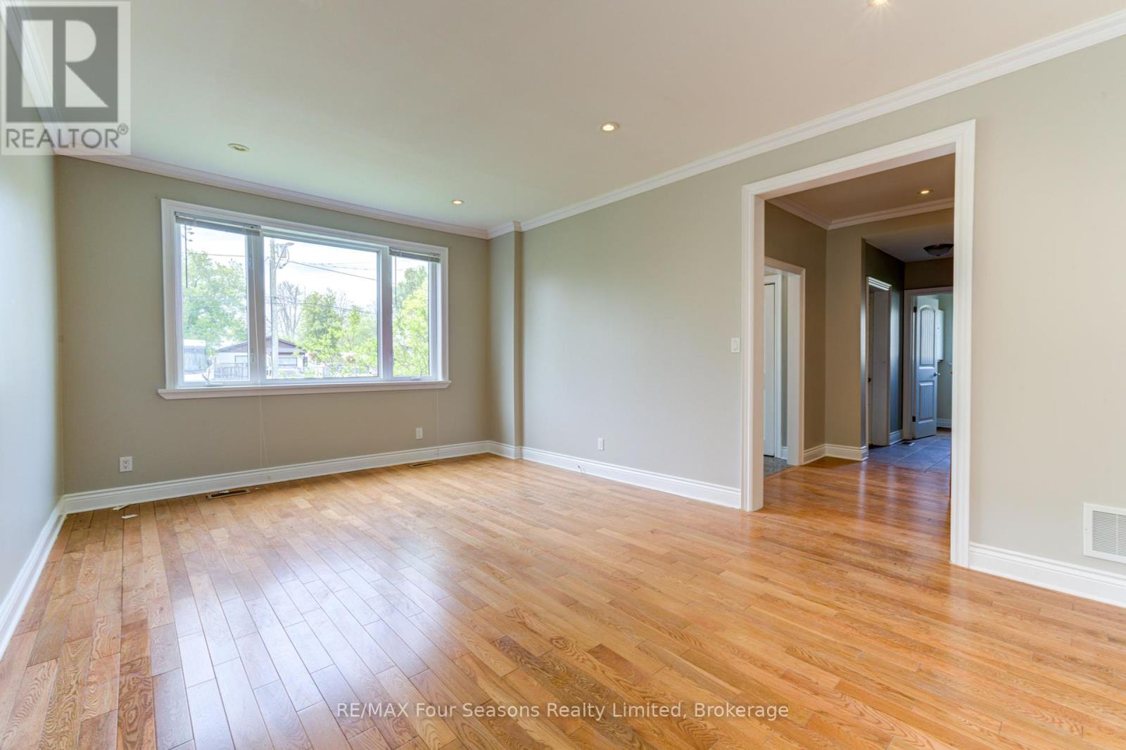 243 River Road E, Wasaga Beach, Ontario  L9Z 2L1 - Photo 9 - S12186595