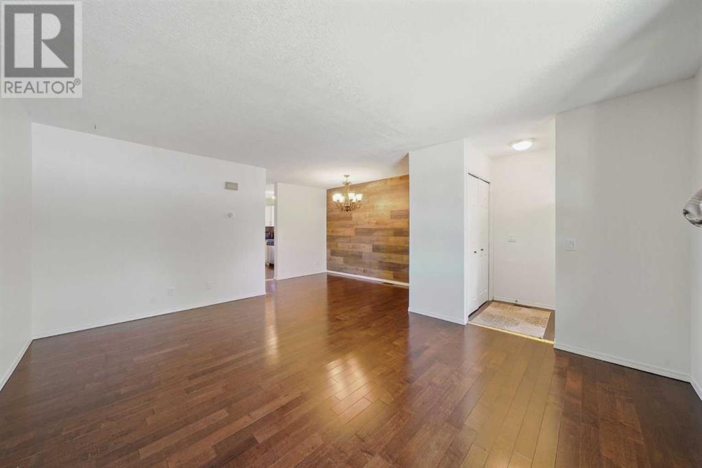 Property at 818 Madeira Drive NE image 4