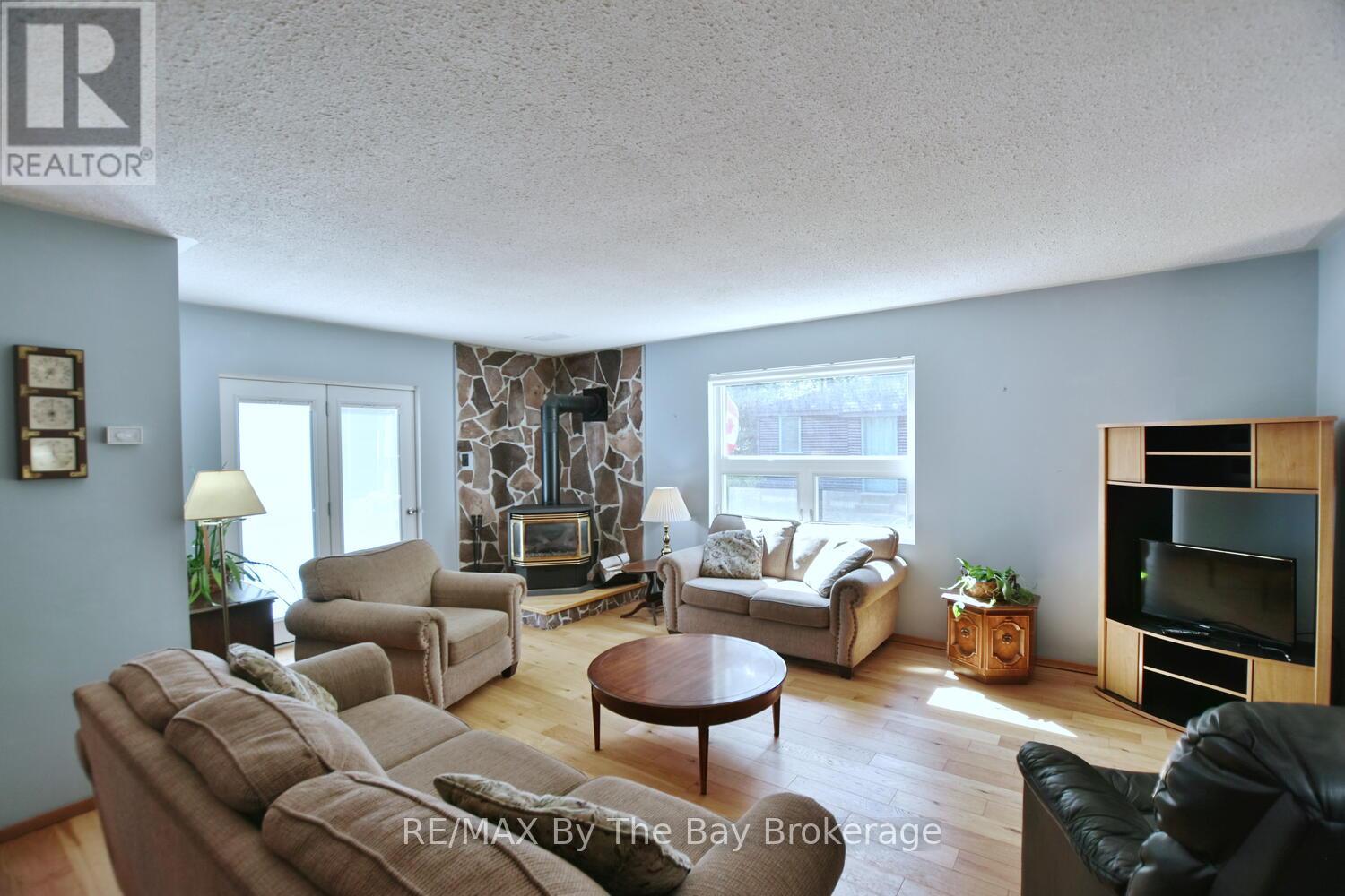 15 Sylvan Avenue, Wasaga Beach, Ontario  L9Z 1T3 - Photo 5 - S12153028