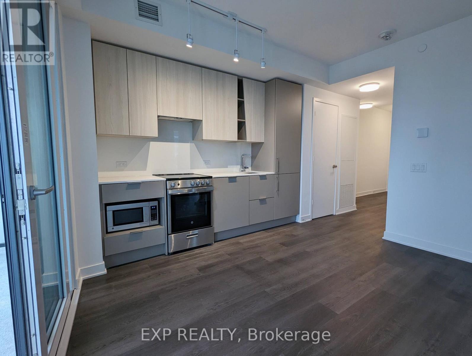 811 - 3900 Confederation Parkway, Mississauga (City Centre), Ontario  L5B 0M3 - Photo 5 - W12186587