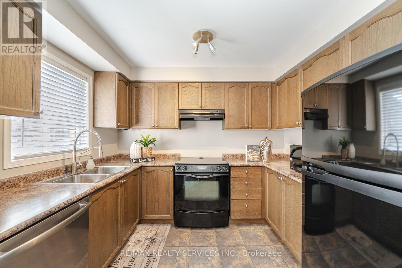 20 Topiary Lane, Brampton, Ontario  L7A 2K6 - Photo 11 - W12186612