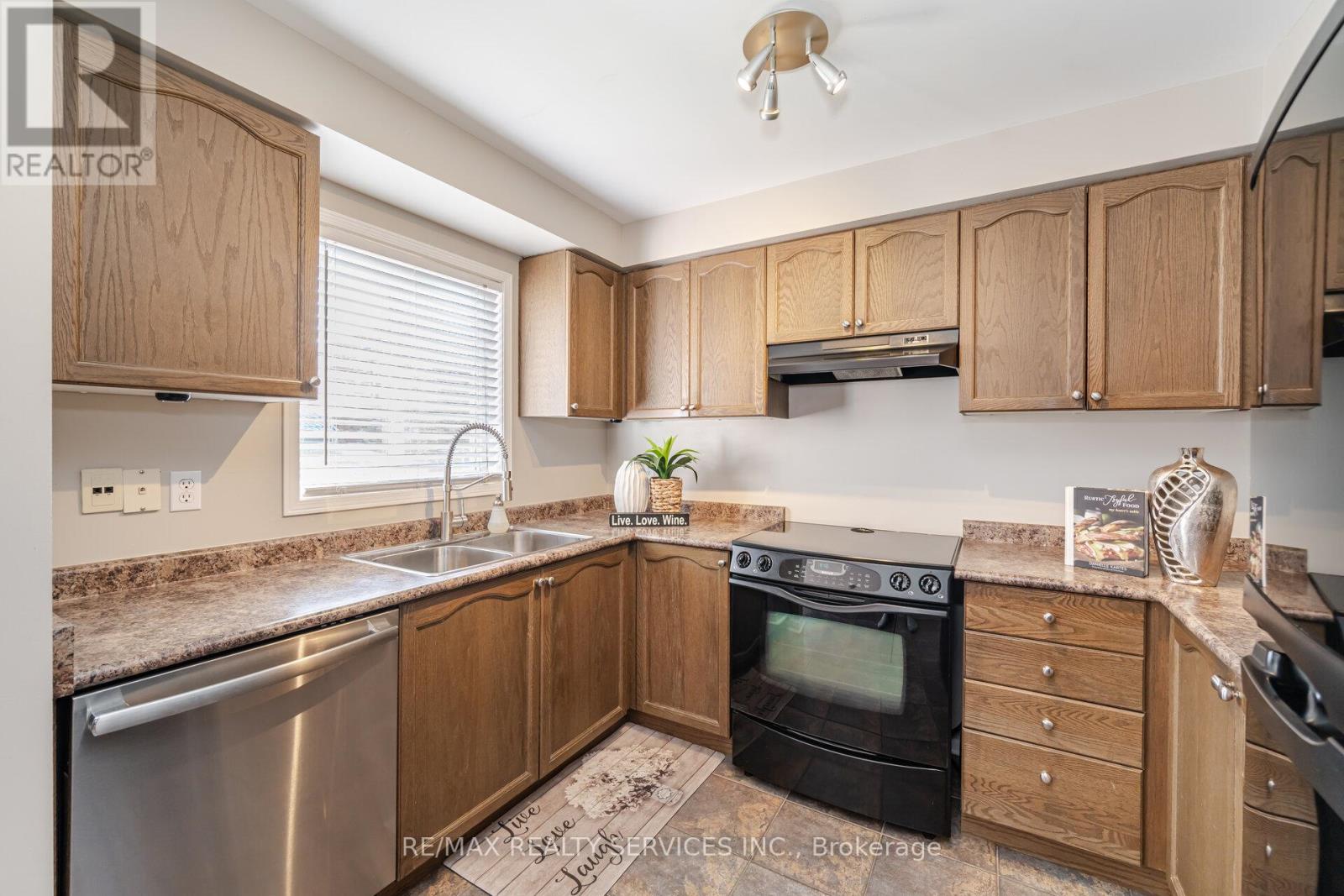 20 Topiary Lane, Brampton, Ontario  L7A 2K6 - Photo 12 - W12186612