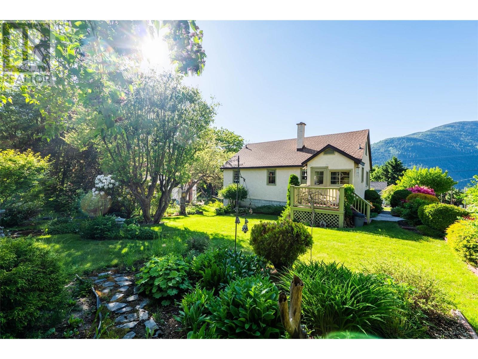 324 Houston Street, Nelson, British Columbia  V1L 5H4 - Photo 2 - 10350053