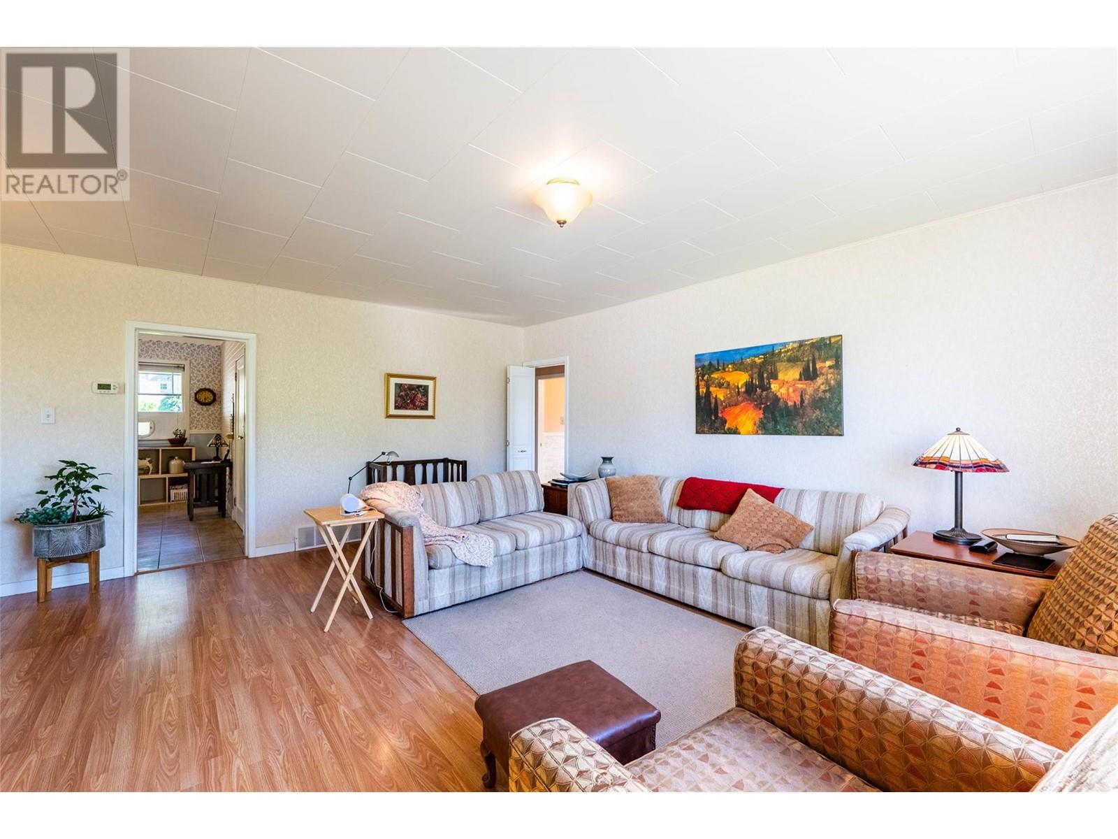 324 Houston Street, Nelson, British Columbia  V1L 5H4 - Photo 3 - 10350053